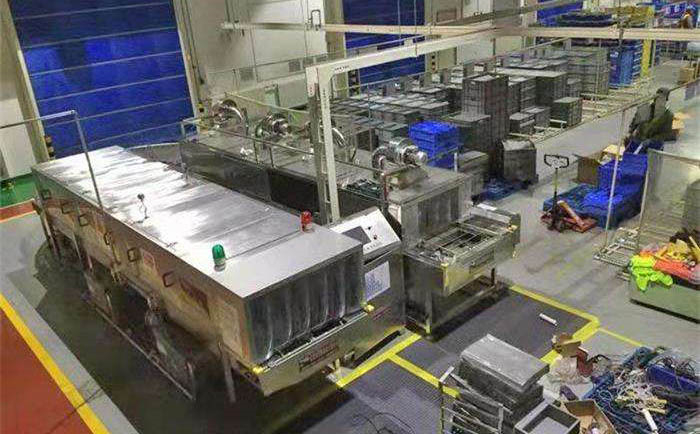 （圖：工業(yè)清洗操作流水線(xiàn)）