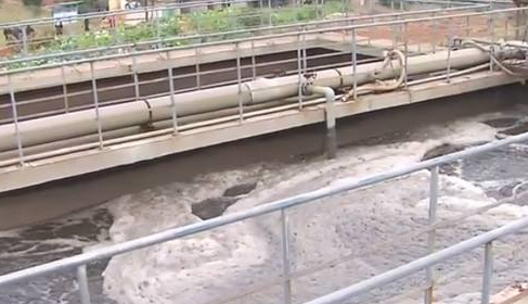 （圖：好氧池污水泡沫現場(chǎng)）