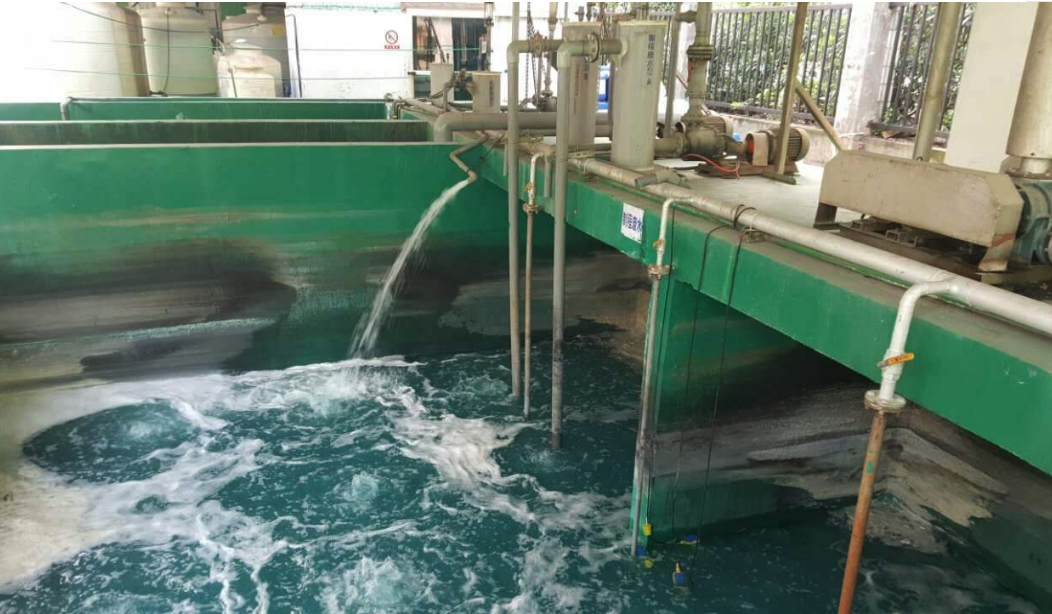 （圖：電鍍廢水泡沫現場(chǎng)）