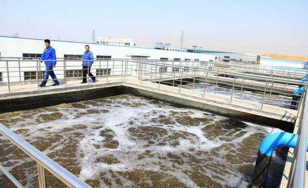 （圖：水處理泡沫池現場(chǎng)）