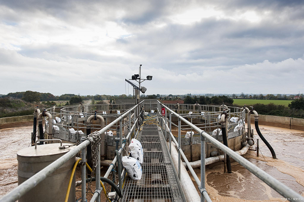 （圖：垃圾滲濾液泡沫現場(chǎng)）