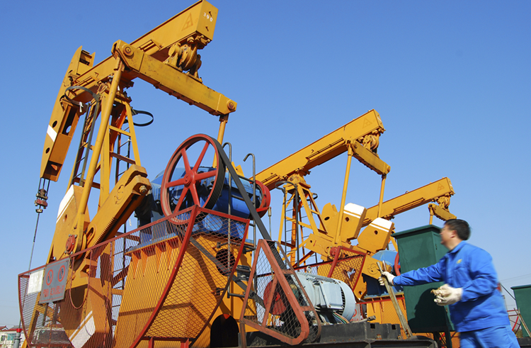 (圖:石油開(kāi)采現場(chǎng))