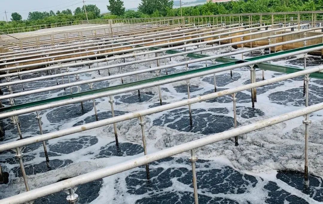 (圖:工業(yè)廢水起泡現場(chǎng))