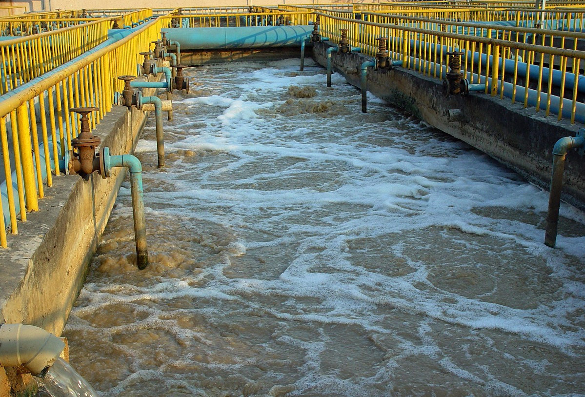 （圖：養殖場(chǎng)污水泡沫池）