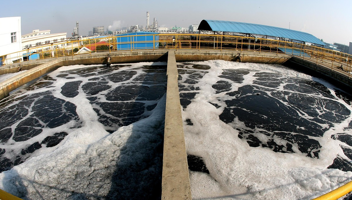 （圖：污水泡沫池處理現場(chǎng)）