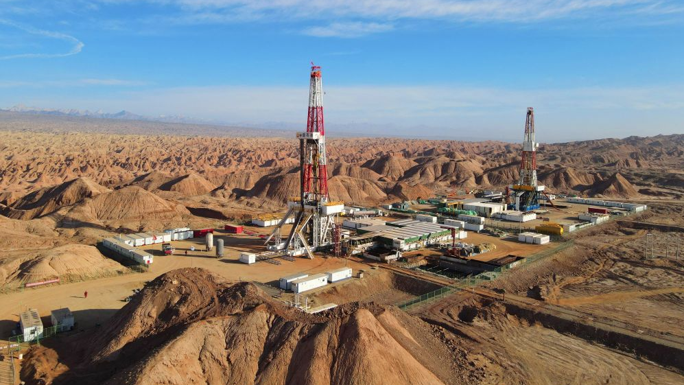 （圖：油田鉆井現場(chǎng)工藝）