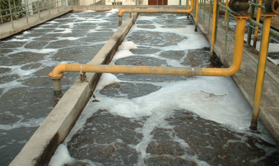 （圖：電鍍廢水污水起泡現場(chǎng)）