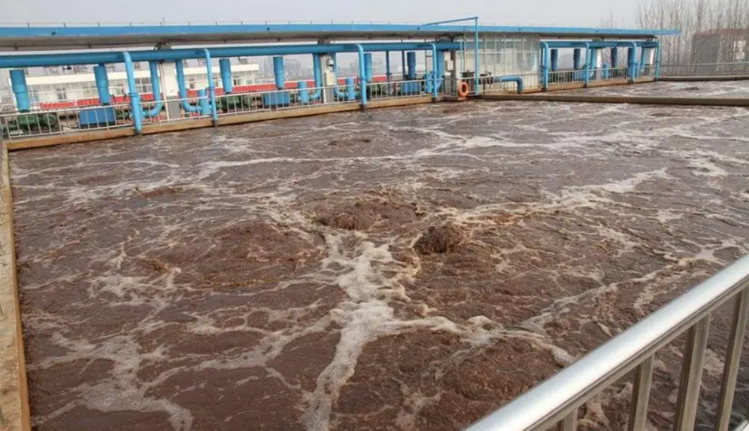 （圖：造紙廢水起泡現場(chǎng)）