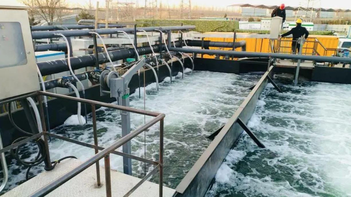 （圖：日化洗滌污水起泡現場(chǎng)）