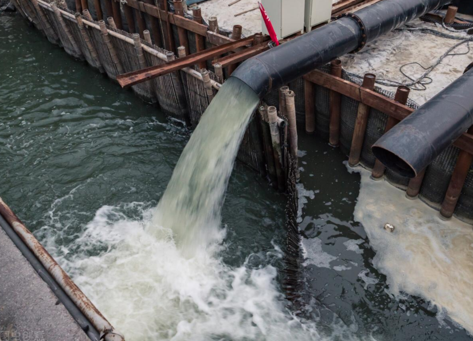 (圖:造紙廠(chǎng)廢水處理池)